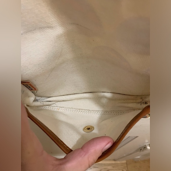 DOONEY & BOURKE Logo Medallion Crest Collection Wristlet Cream Brown Leather bag - Picture 8 of 13
